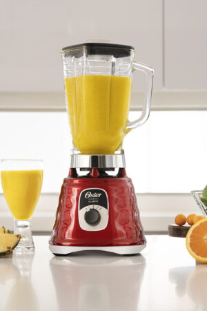 Licuadora Oster Clásica Cromada color rojo, 3 velocidades, 700 watts de potencia y rendimiento máximo de 1000 watts.