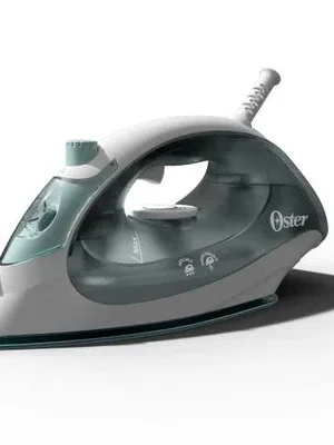 Plancha Oster con vapor y rociador, suela con antiadherente de color.