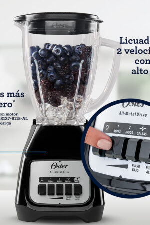Licuadora Oster vaso de vidrio, 550 watts de potencia y rendimiento máximo de 800 watts.